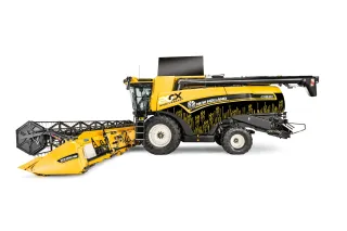 Výroční černožlutá sklízecí mlátička New Holland CX na bílém pozadí.