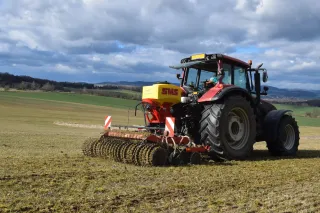 Traktor se strojem SMS CZ SMART na poli.