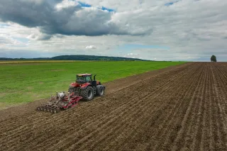 Traktor Case IH se strojem SUMO Trio při práci na poli