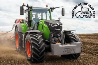 Zelený traktor Fendt 728 Vario na poli s logem Traktor roku 2023.