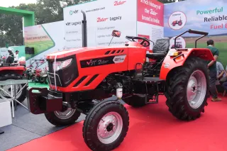 Červený traktor VST Zetor vystavený na veletrhu.