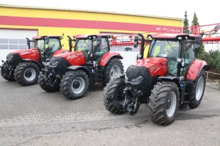Tři traktory Case IH vystavené před střediskem BV-Technika.