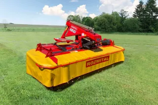 Čelní žací stroj Rozmital na louce.