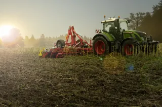 Traktor Fendt s diskovým podmítačem Pöttinger TERRADISC na poli.