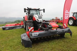 Traktor Steyr s žacími stroji SIP na louce.