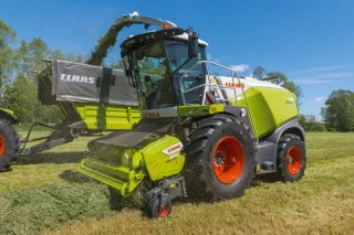 Samojízdná řezačka CLAAS JAGUAR při sklizni píce.