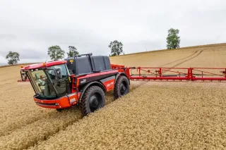 Samojízdný postřikovač Agrifac Condor Vanguard na poli.