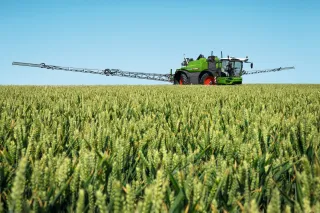 Samojízdný postřikovač Fendt Rogator na poli.