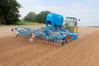 Traktor se secím strojem Lemken Solitair DT při setí.