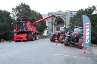 Sklízecí mlátička a traktory Case IH vystavené před zámkem Zbiroh.