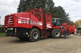 Sklízeč cukrové řepy Grimme Rexor 6200 vystavený venku.