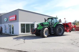 Traktor před novým střediskem STAGRA s logem Horsch.
