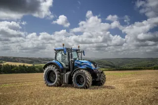 Modrý traktor New Holland Methane Power LNG na poli.