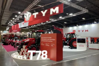 Expozice traktorů TYM na veletrhu SIMA v Paříži.