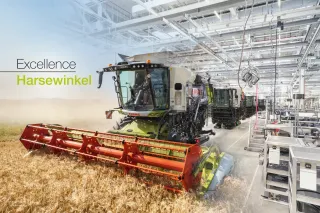 Sklízecí mlátička CLAAS a výrobní linka v Harsewinkelu.