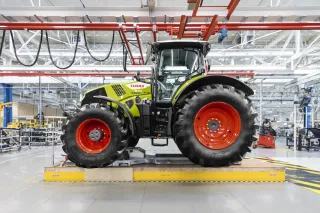 Traktor CLAAS na výrobní lince.