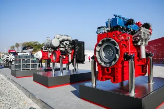 Motory Deutz vystavené na venkovní expozici.