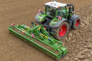 Traktor s rotačními branami Amazone při přípravě pole.