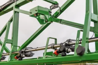 Detail kamerového senzoru systému John Deere See & Spray na postřikovači.