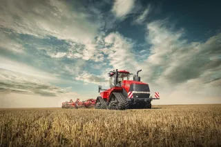 Pásový traktor Case IH Quadtrac při práci na strništi.