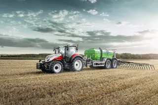 Traktor Steyr Expert CVT s cisternou na poli.