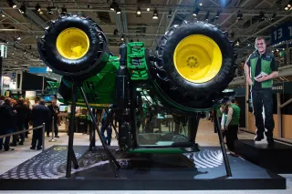 Zemědělský stroj vystavený na veletrhu Agritechnica.