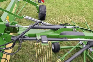 Detail telemetrické jednotky Krone na zeleném stroji.