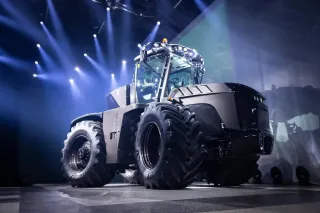Hybridní traktor AUGA M1 při prezentaci na pódiu.