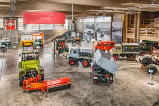 Historické vozy Unimog vystavené v muzeu.