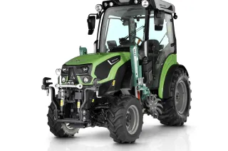 Zelený úzkorozchodný traktor Deutz-Fahr na bílém pozadí.