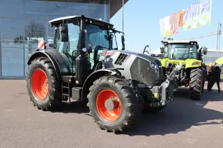 Traktory Claas vystavené před budovou AGRALL.