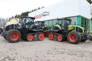 Dva traktory Claas vystavené před budovou KLAS Nekoř.