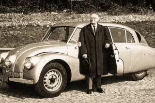 Historická černobílá fotografie Hanse Ledwinky u automobilu Tatra.