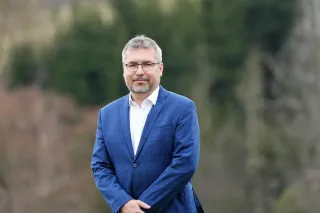Portrét Martina Šebestyána v modrém saku.