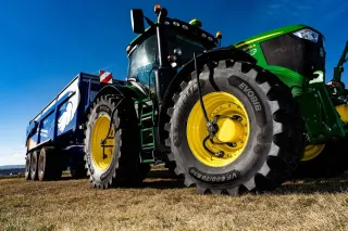 Detail pneumatiky Michelin Evobib na traktoru John Deere.