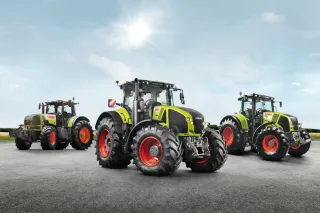 Tři traktory Claas zaparkované vedle sebe.