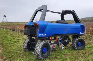 Modrý autonomní robot VitiBot Bakus ve vinici.