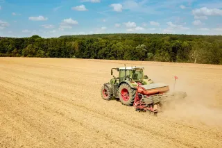 Traktor se secím strojem Horsch Maestro TX na poli.