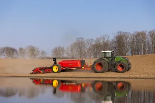 Traktor se secím strojem Väderstad Tempo L na poli.