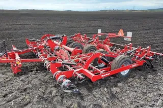 Červený kultivátor OPaLL-AGRI VESTA na poli