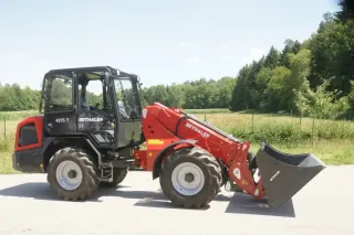 Červenočerný kloubový nakladač Thaler s lopatou