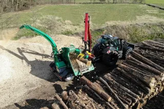 Traktor s mobilním štěpkovačem při zpracování dřeva