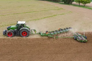 Traktor Fendt s pluhem Amazone Tyrok při orbě