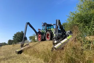 Traktor s ramenovou sekačkou GreenTec při sečení svahu