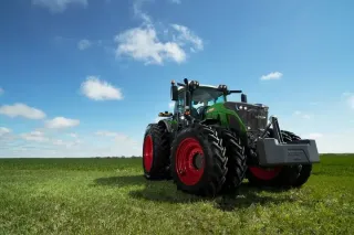 Zelený traktor Fendt na louce