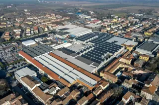 Výrobní závod Argo Tractors se solárními panely na střeše