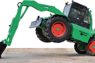 Zelený víceúčelový stroj Roboractor se zvednutým předním kolem