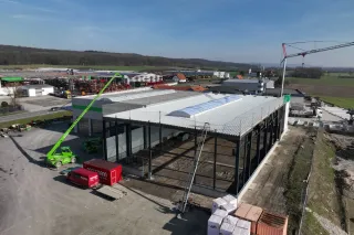 Rozestavěná hala vývojového centra Strautmann z ptačí perspektivy