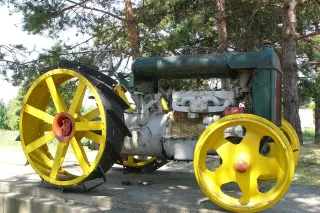 Historický traktor Fordson se žlutými koly