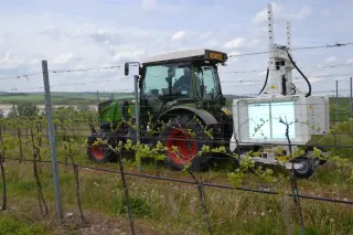 Traktor s technologií pro ošetření révy ve vinohradu